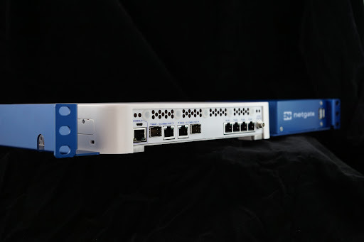 4100-6100-rack-mount-port-view